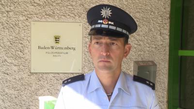 POLIZEIINTERVIEW! Remshalden: Fahrzeugfuehrerin kracht auf B29 in Leitplanke, steigt aus und wird von Elektrofahrzeug erfasst